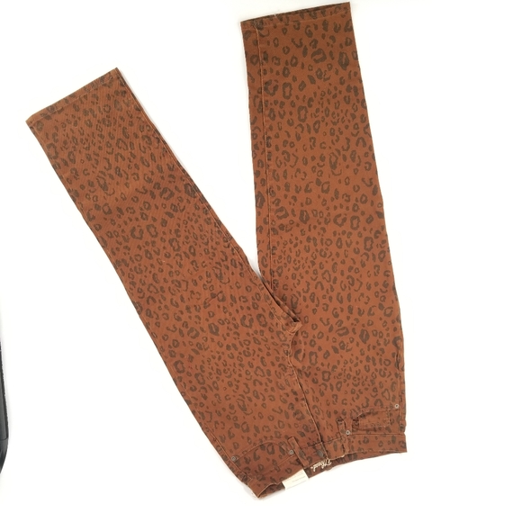 New! Universal Thread Leopard Print Jean's - Picture 7 of 9